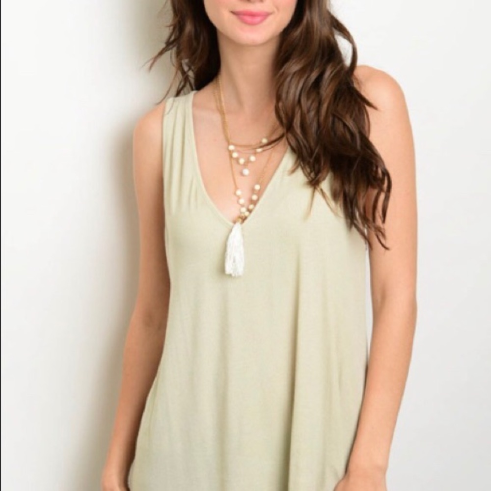 V neck sleeveless micro ribbed loose basic tank. - Picture 5 of 6